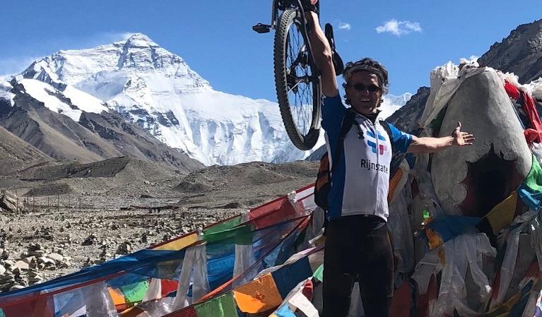 Smit fietst 333 km voor betere longkankerzorg Hans Smit Nepal voor onderzoek naar kanker versie 2