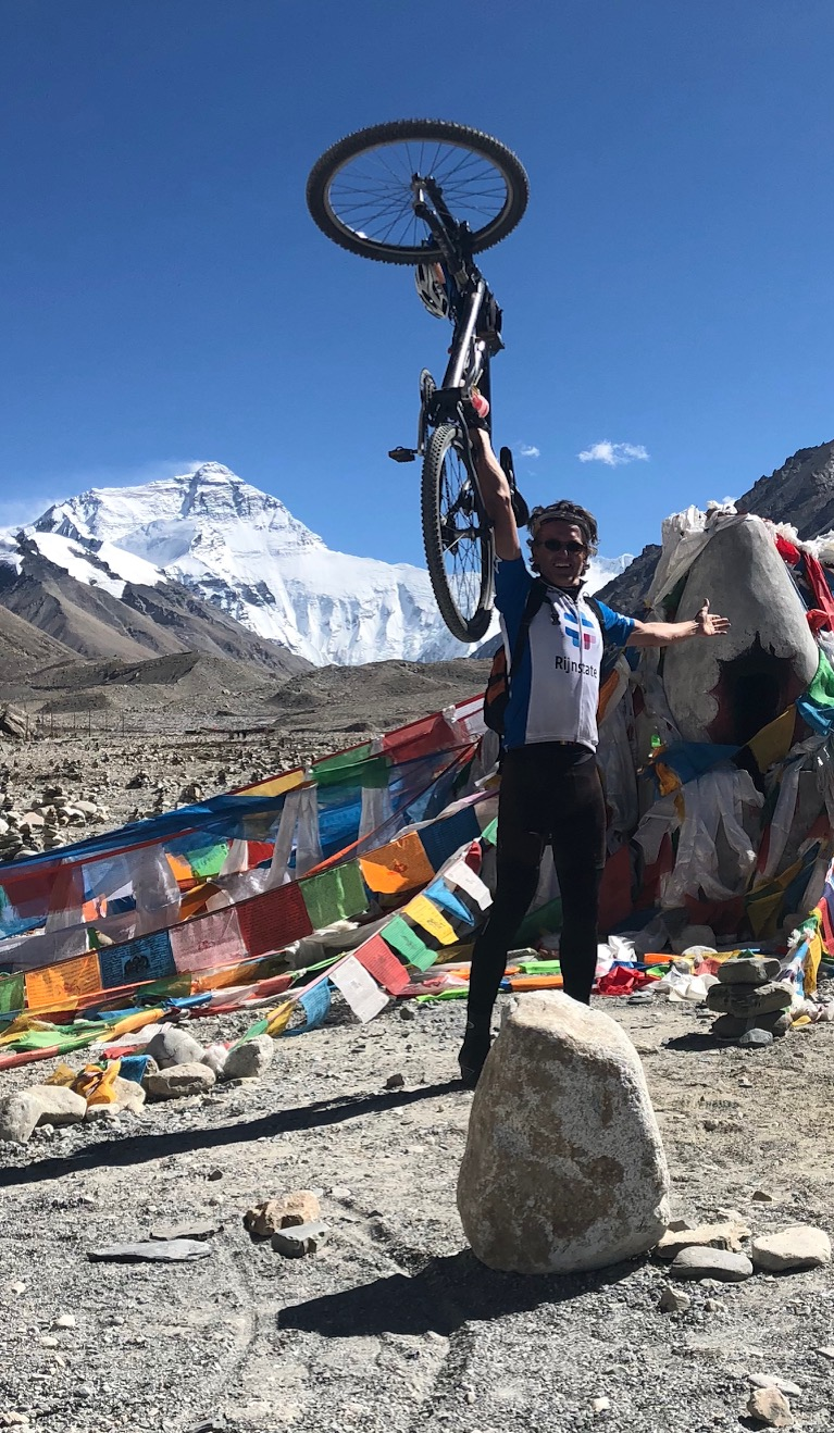 1200 km fietsen in Tibet voor kankerbehandeling dicht bij huis Hans Smit Nepal voor onderzoek naar kanker