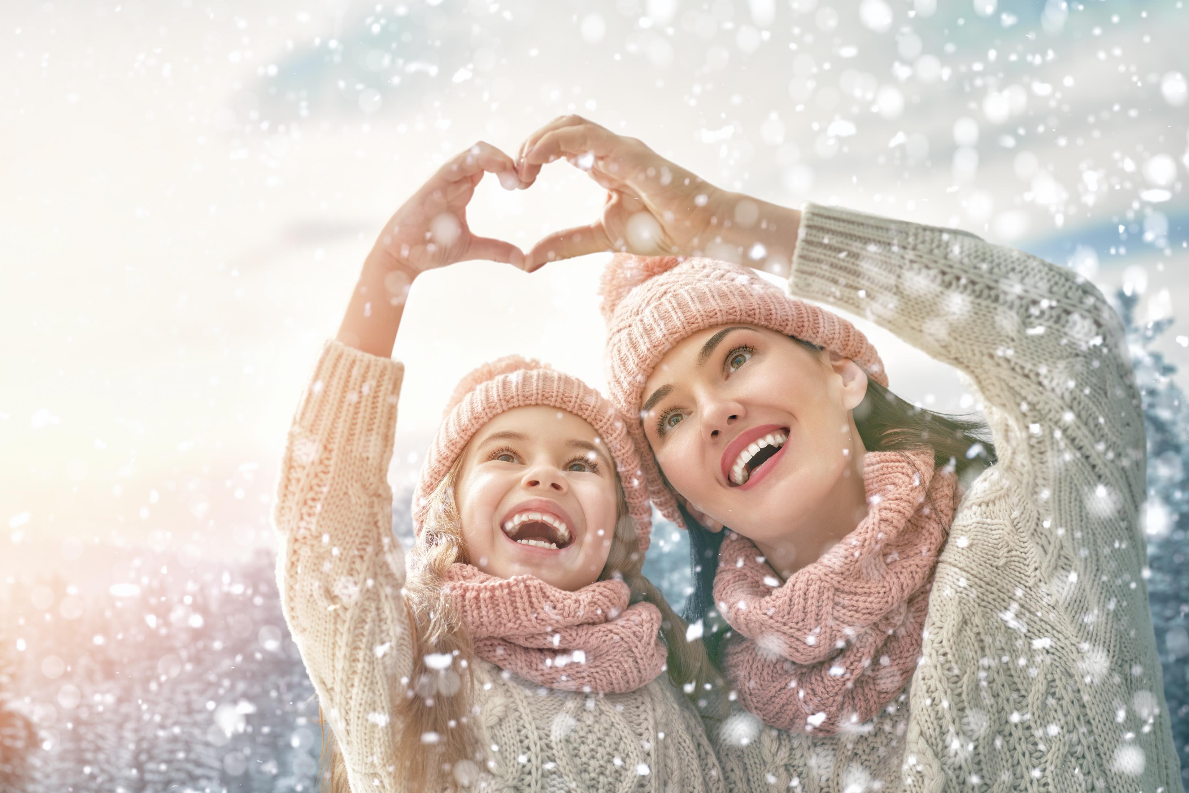 Moeder en kind hartje sneeuw